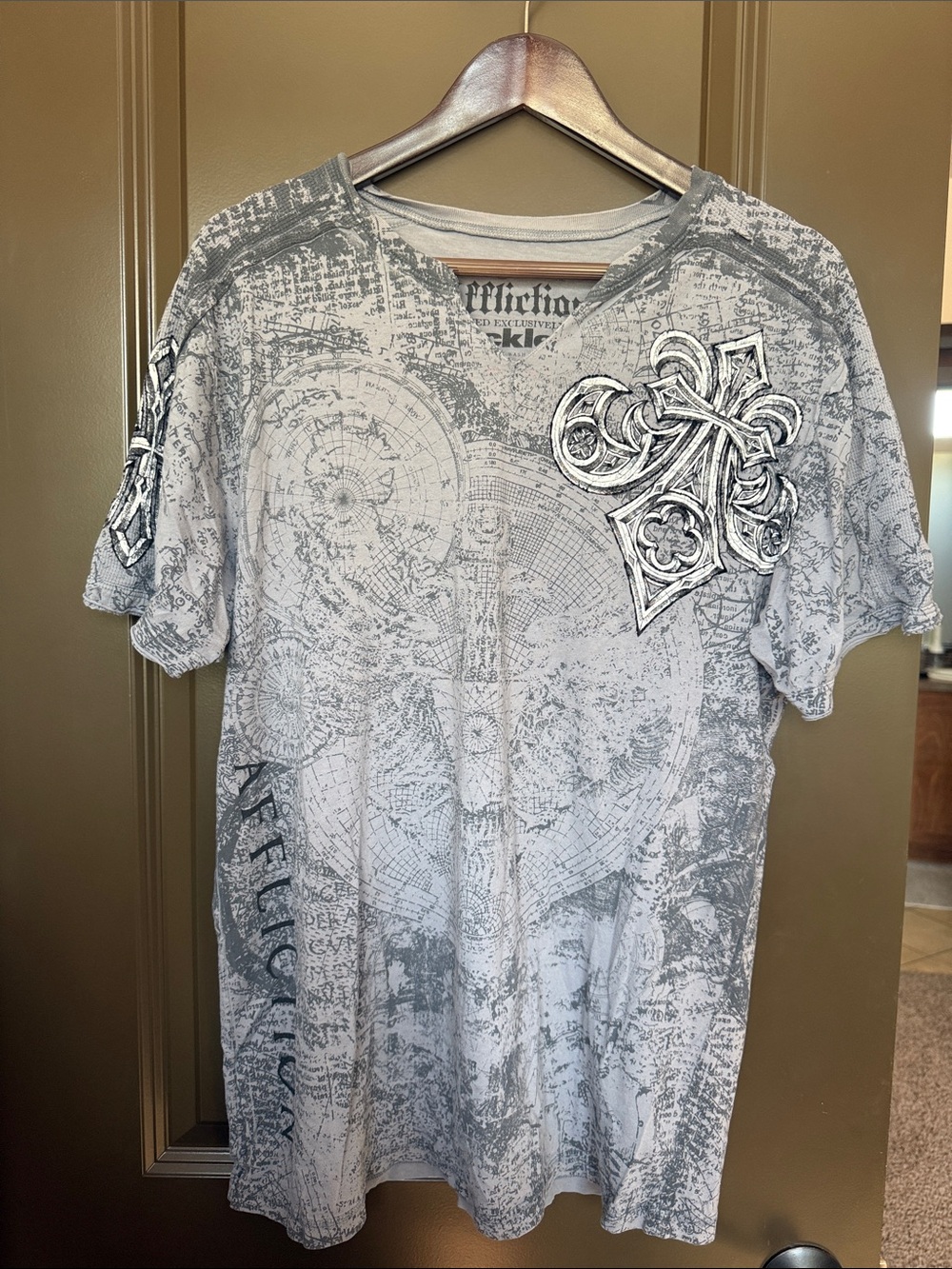 Affliction Men's Light Gray Graphic V-Neck Tee with Ornate Cross